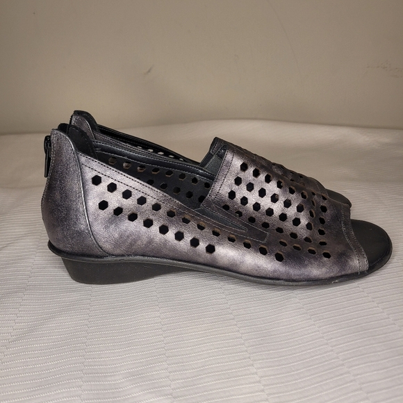 Sesto Meucci Eily Silver Laser Cut Wedge Sandals sz 6.5 - Picture 1 of 8